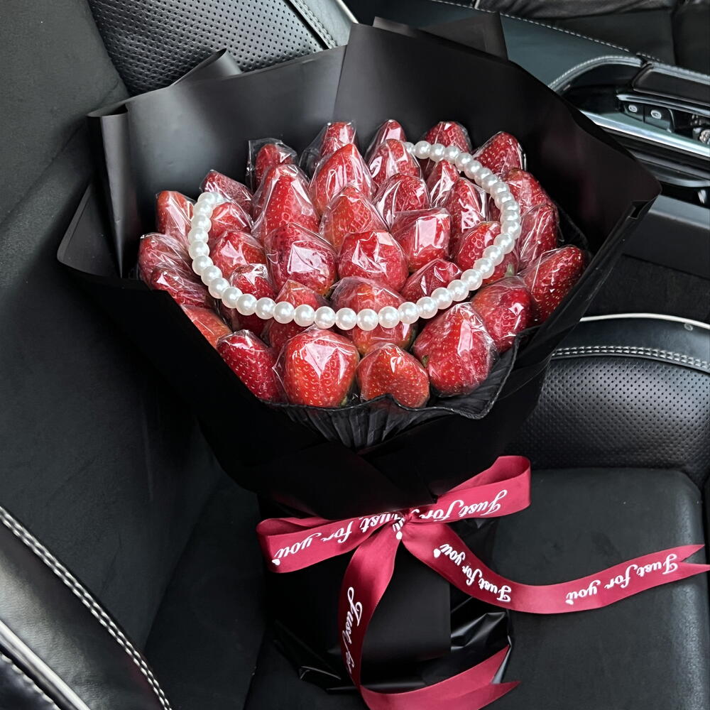 Fresh strawberry edible bouquet for birthday gifting Dubai
