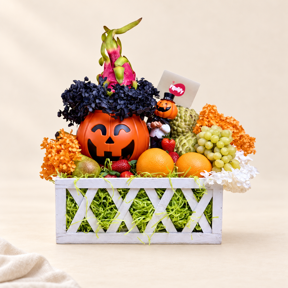 Spooky & Sweet Halloween fruit basket with exotic fruits, pumpkin decoration and seasonal Halloween styling for gifting in Dubai by Fruitify.